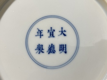 Une assiette en porcelaine de Chine en bleu et blanc &agrave; d&eacute;cor des 'Sept sages dans la for&ecirc;t de bambou', marque de Xuande, Kangxi